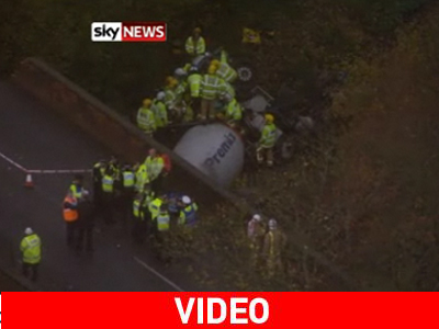 Φορτηγό έπεσε από γέφυρα πάνω σε διερχόμενο τρένο Φορτηγό έπεσε από γέφυρα πάνω σε διερχόμενο τρένο
